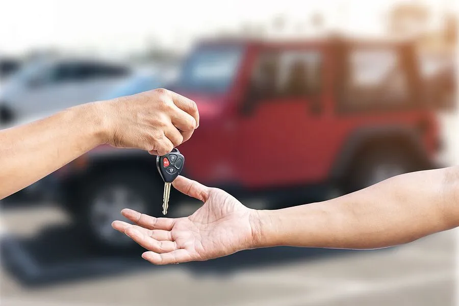 man handing over keys to client after auto locksmith job is finished